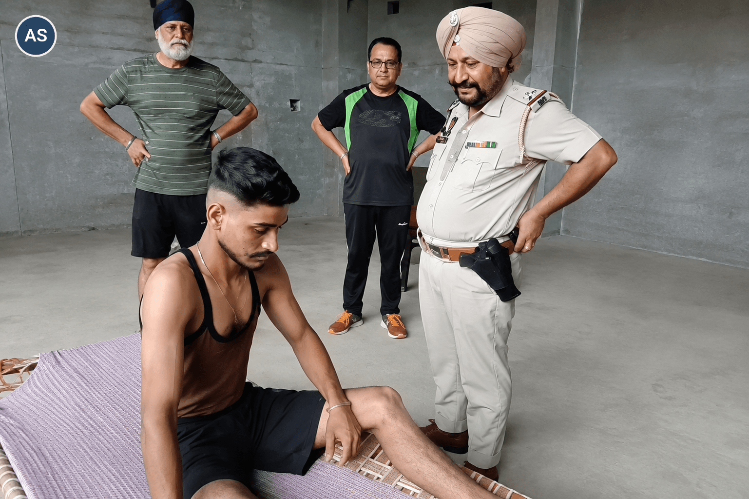 चोर चोरी करने आया और उसी घर में सो गया, दीवार फांदकर घुसा इनवर्टर बैटरी उठाई।